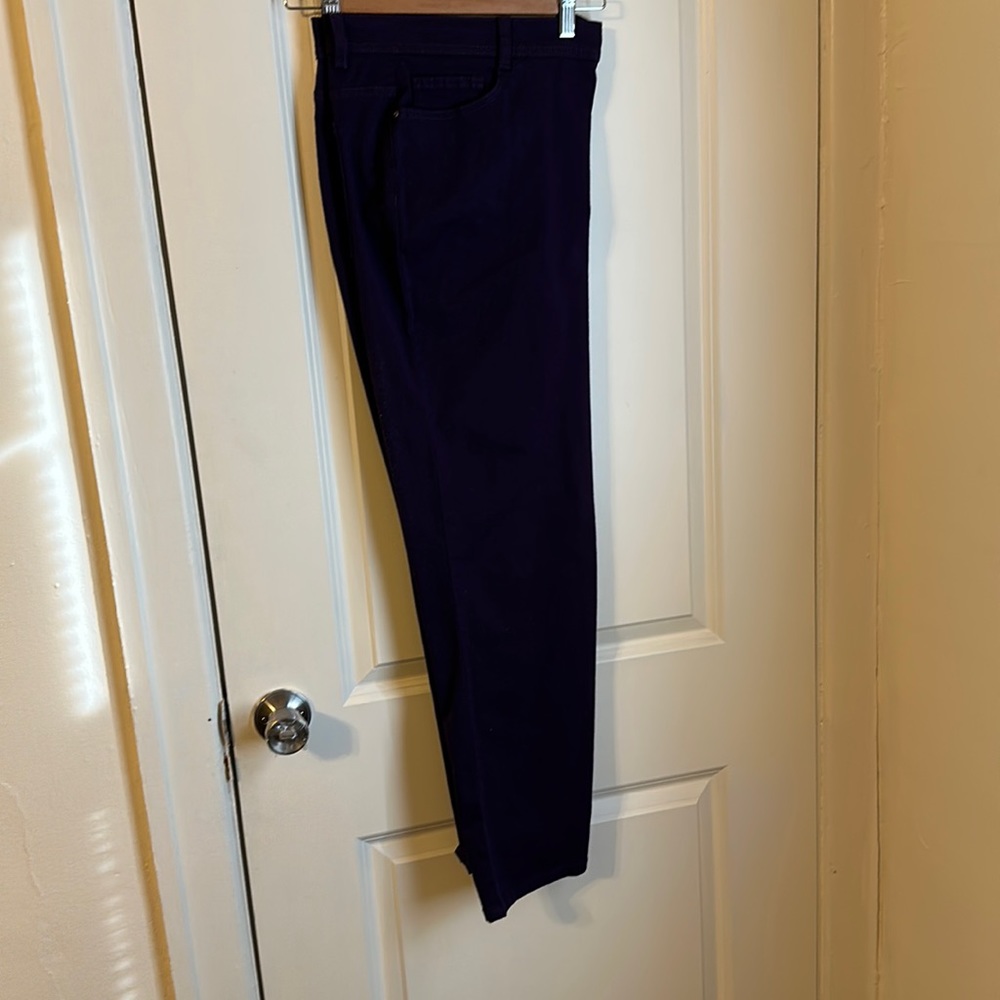 Denim jeans in purple. Slim leg